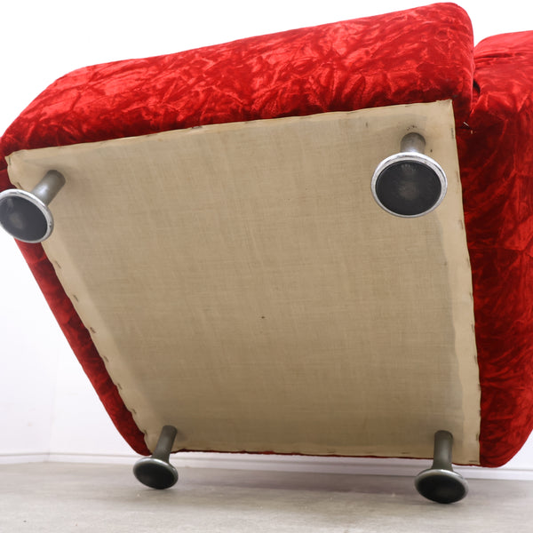 赤いベロア張りの1人掛けソファ