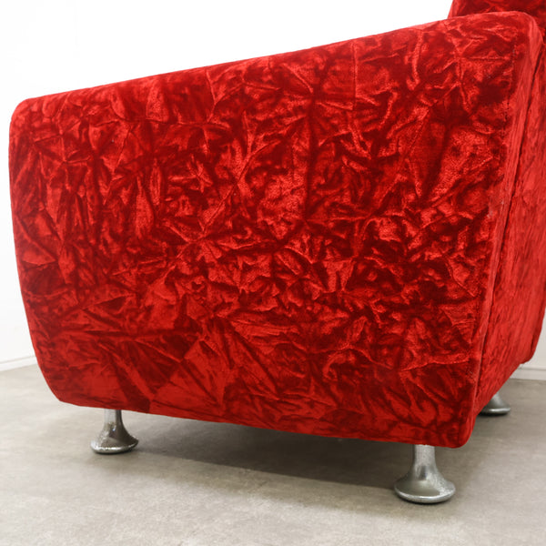 赤いベロア張りの1人掛けソファ