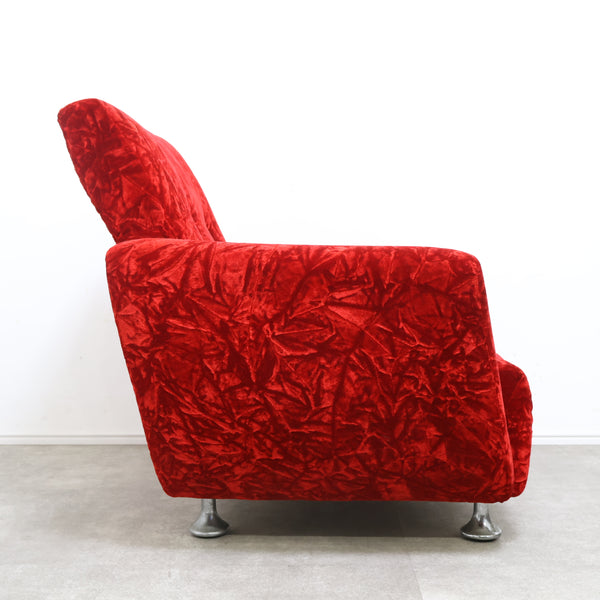 赤いベロア張りの1人掛けソファ