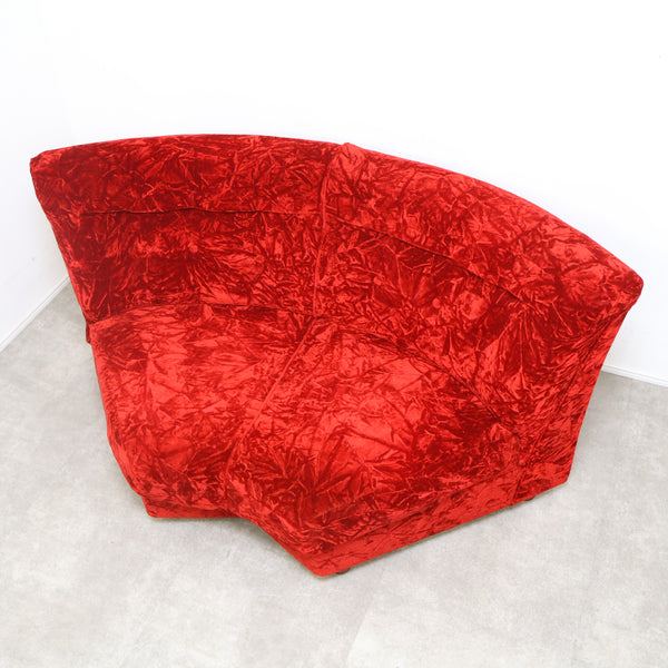 赤いベロア張りのコーナーソファ