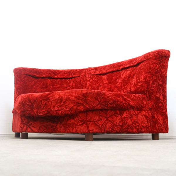 赤いベロア張りのコーナーソファ