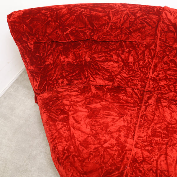 赤いベロア張りのコーナーソファ