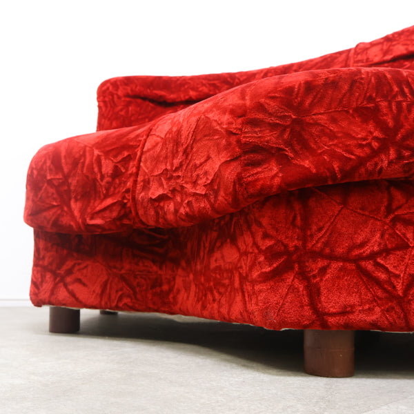 赤いベロア張りのコーナーソファ