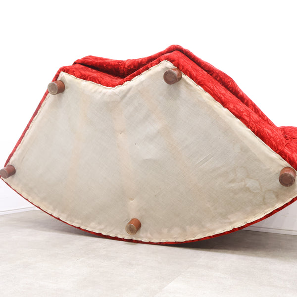 赤いベロア張りのコーナーソファ