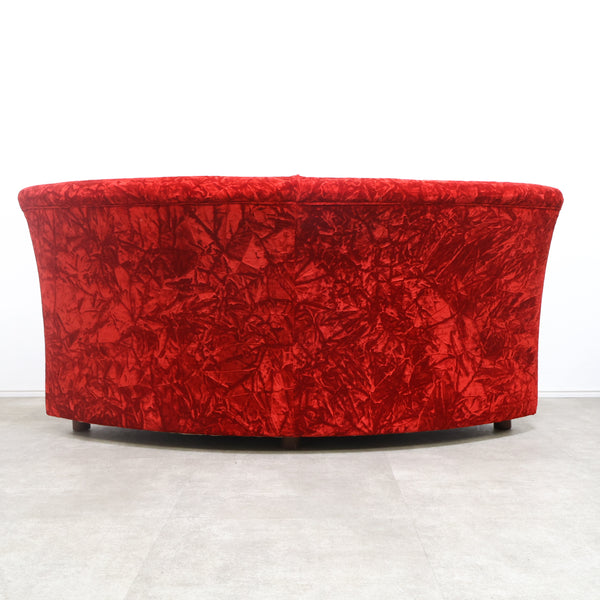 赤いベロア張りのコーナーソファ