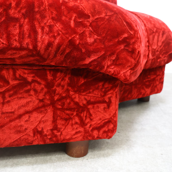 赤いベロア張りのコーナーソファ