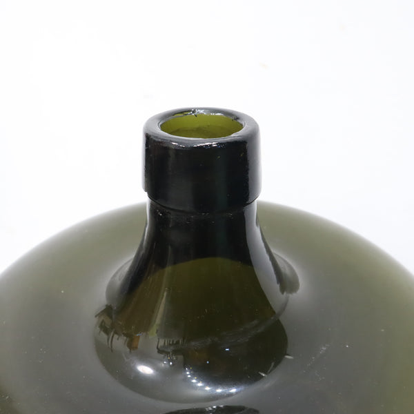 深いグリーンのデミジョンボトル