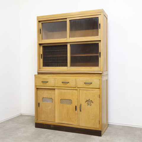 モールガラスの古い食器棚