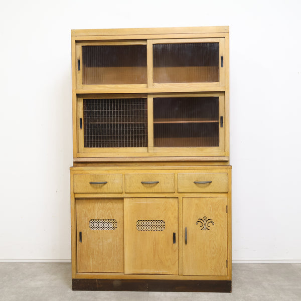 モールガラスの古い食器棚