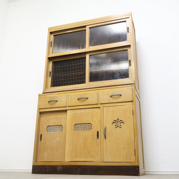 モールガラスの古い食器棚