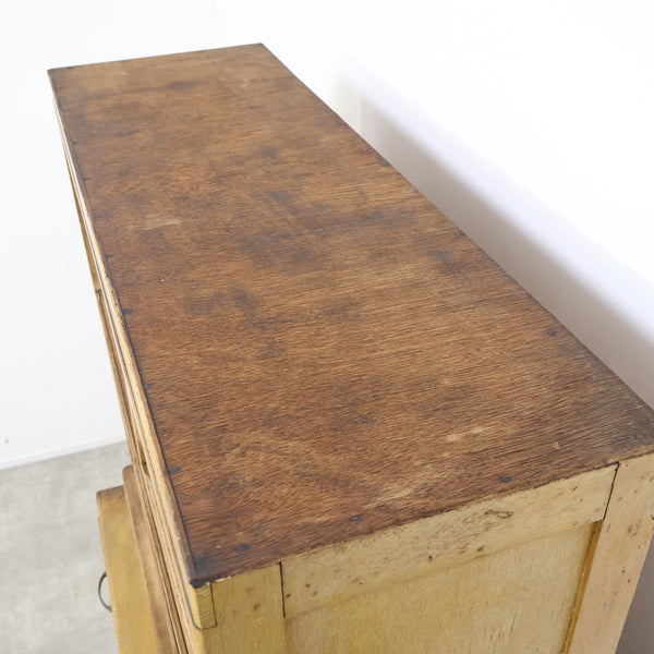 モールガラスの古い食器棚