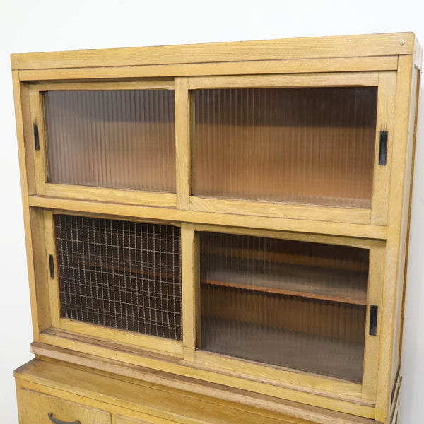 モールガラスの古い食器棚