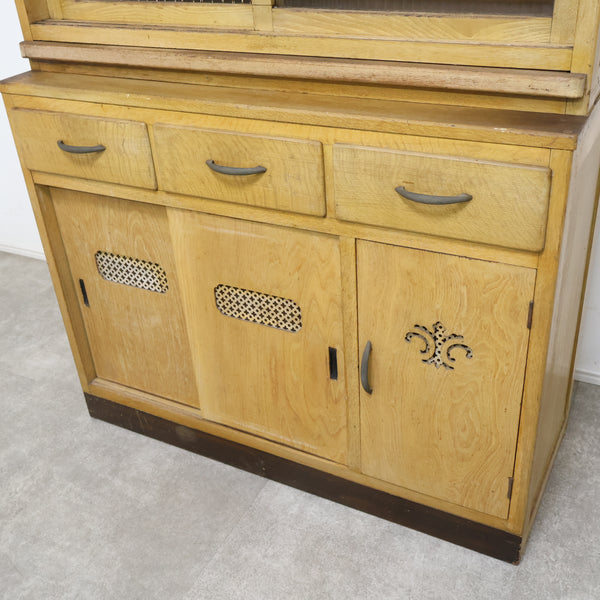 モールガラスの古い食器棚