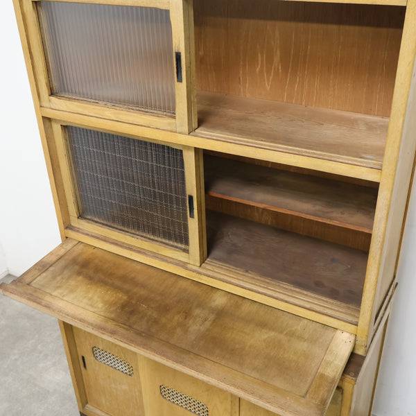 モールガラスの古い食器棚