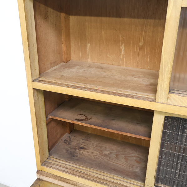 モールガラスの古い食器棚