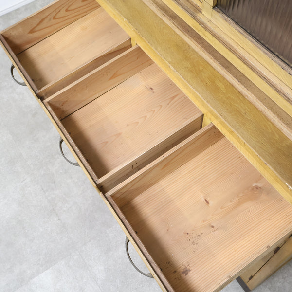 モールガラスの古い食器棚