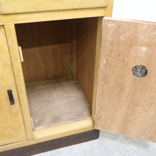 モールガラスの古い食器棚