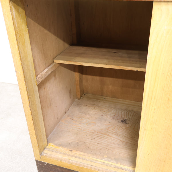 モールガラスの古い食器棚