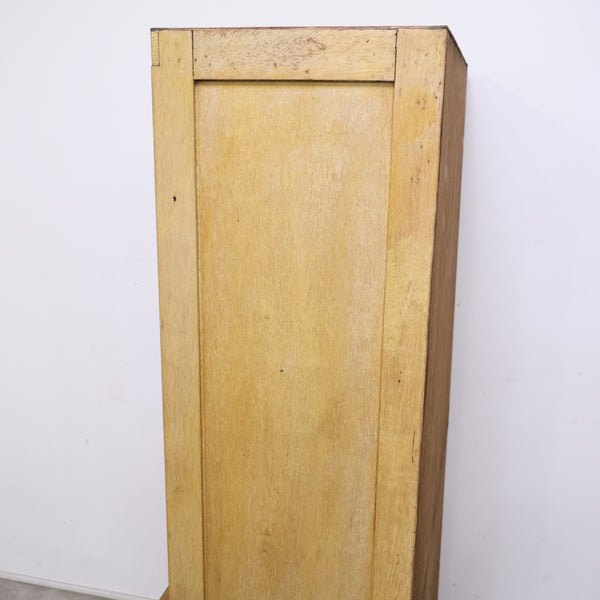 モールガラスの古い食器棚