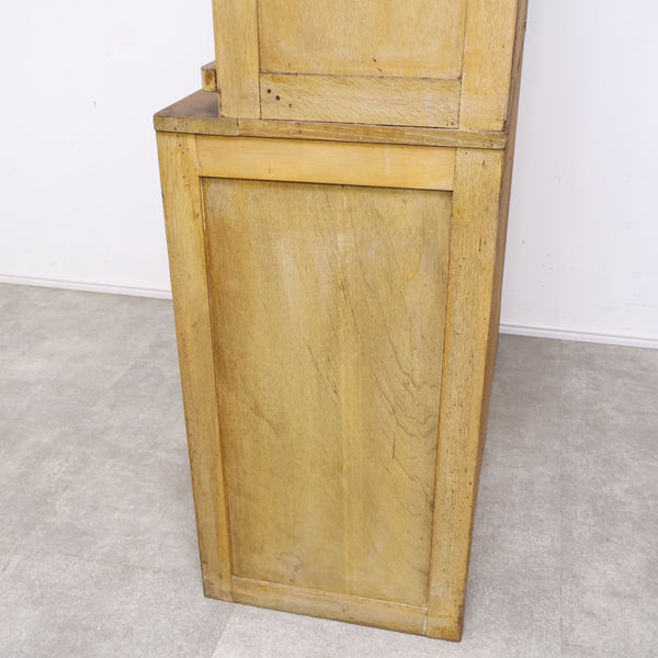 モールガラスの古い食器棚