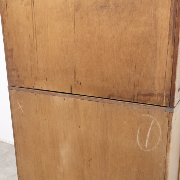 モールガラスの古い食器棚