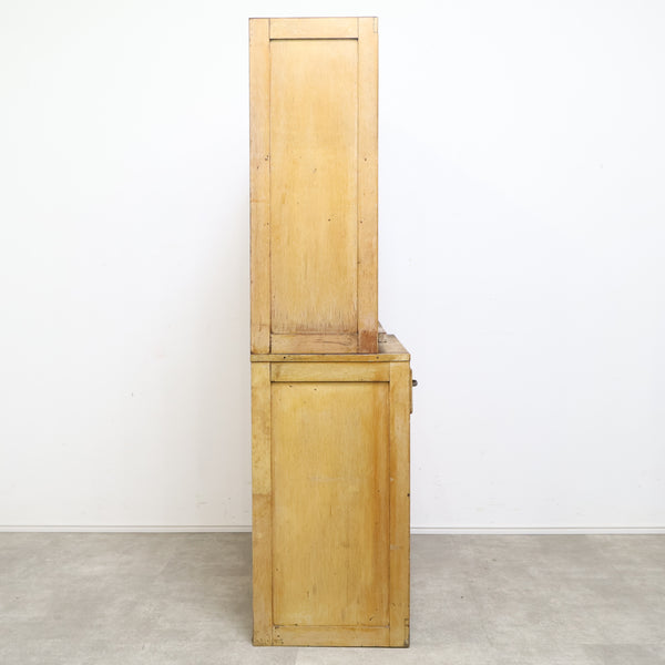 モールガラスの古い食器棚