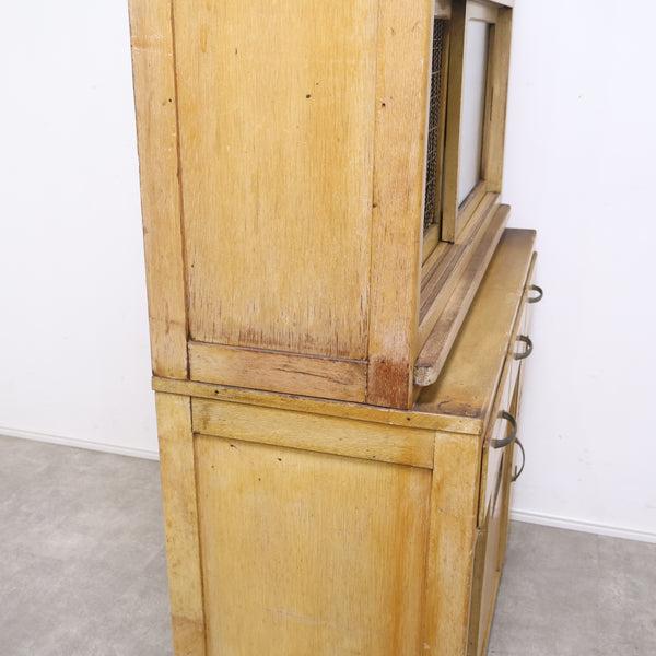 モールガラスの古い食器棚