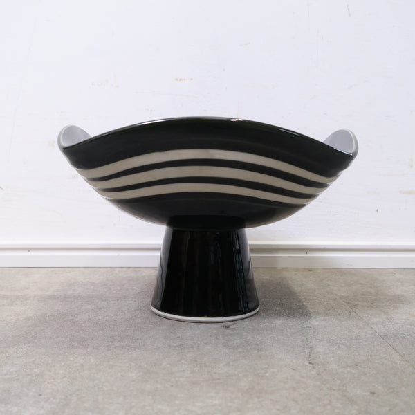 モダンでアートな雰囲気の陶器製コンポート・花器