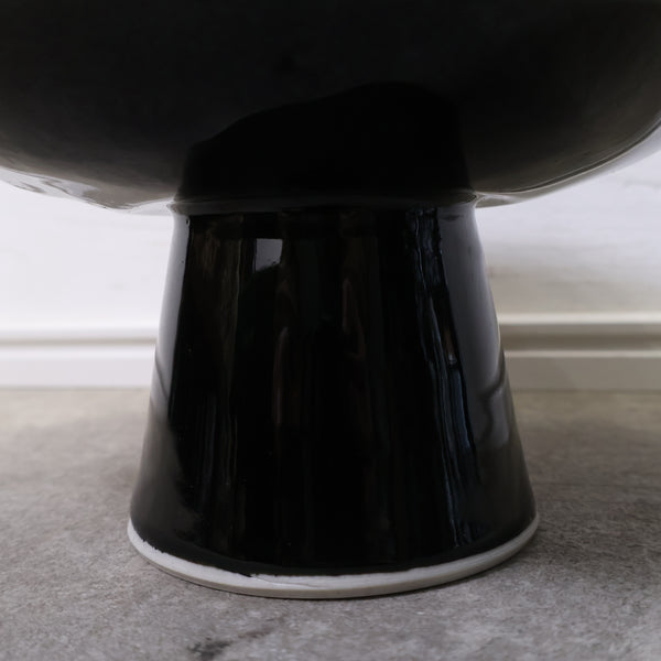 モダンでアートな雰囲気の陶器製コンポート・花器