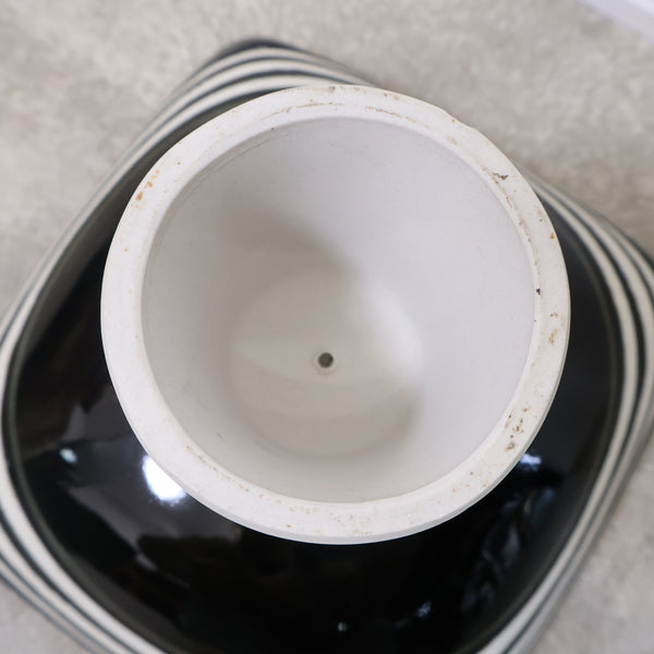 モダンでアートな雰囲気の陶器製コンポート・花器