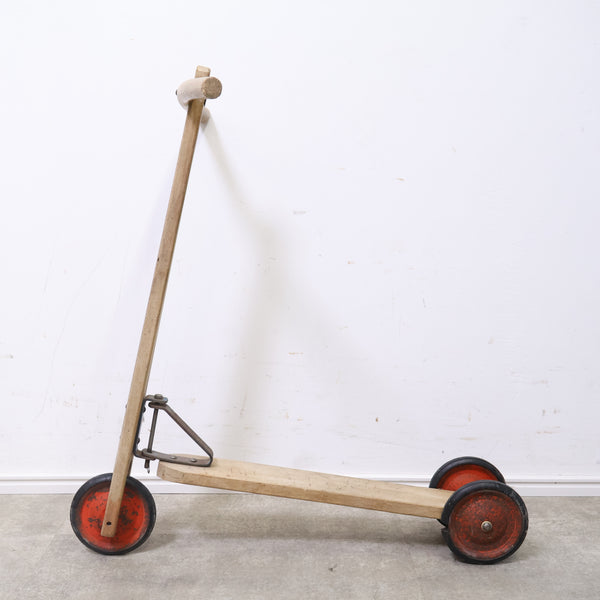 古い木製のキックスケーター