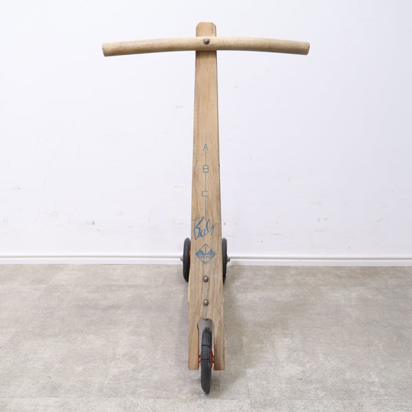 古い木製のキックスケーター