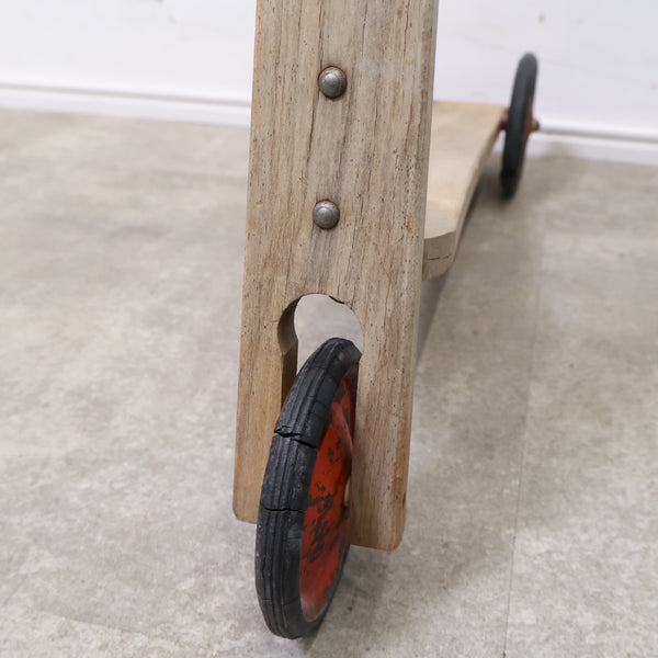 古い木製のキックスケーター