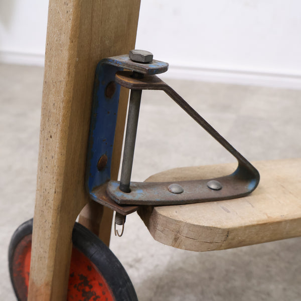 古い木製のキックスケーター