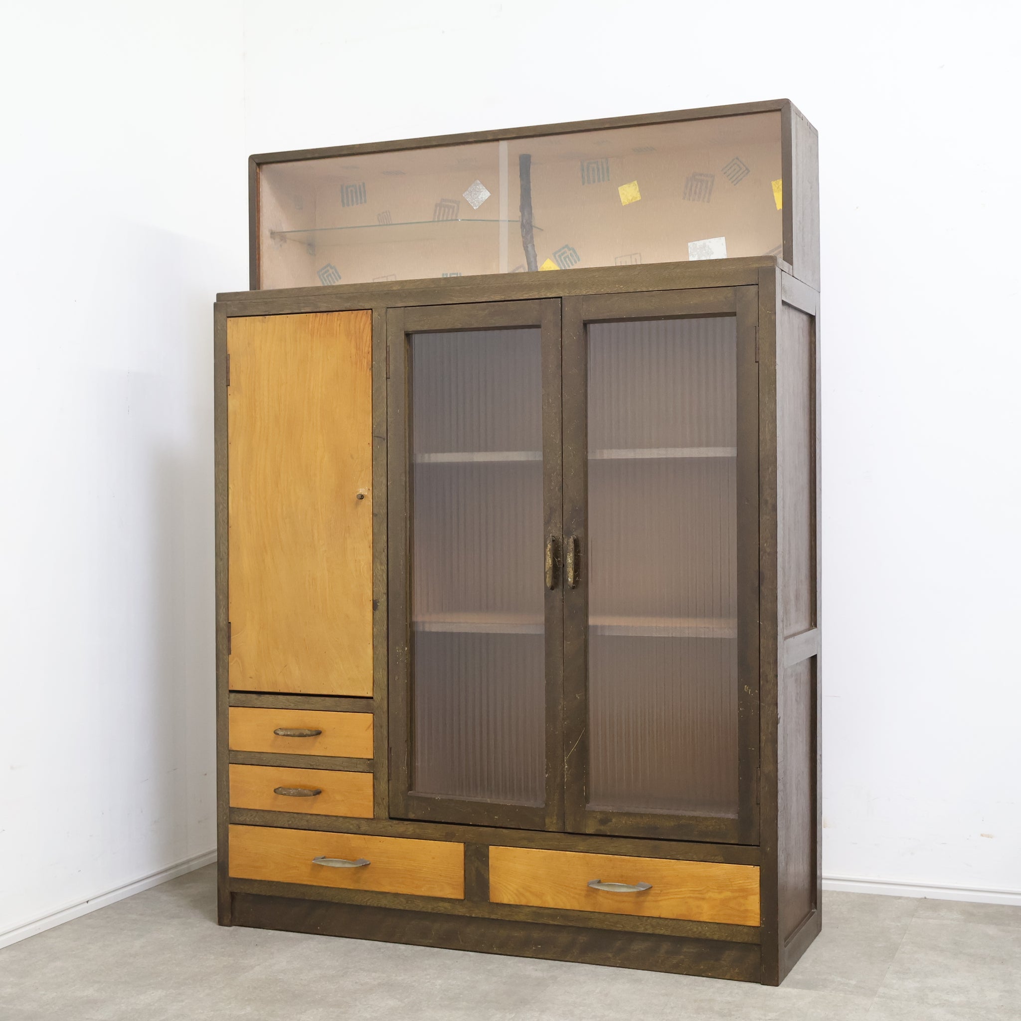 モールガラスの古い飾り棚