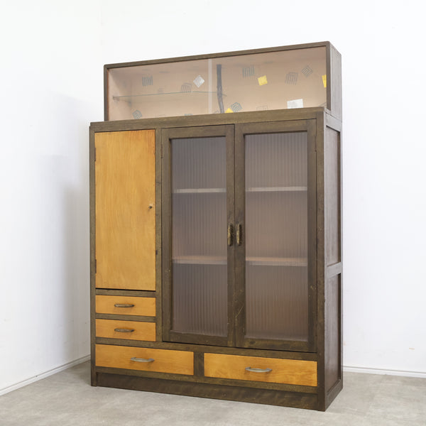 モールガラスの古い飾り棚