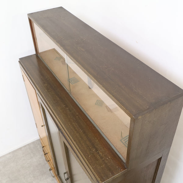 モールガラスの古い飾り棚