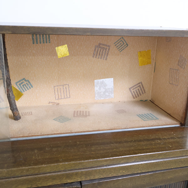 モールガラスの古い飾り棚