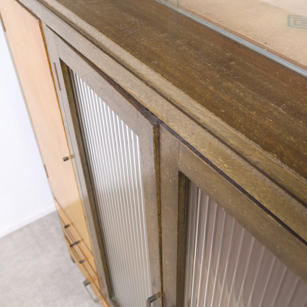 モールガラスの古い飾り棚