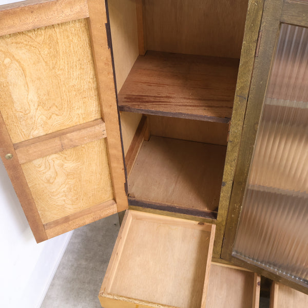 モールガラスの古い飾り棚