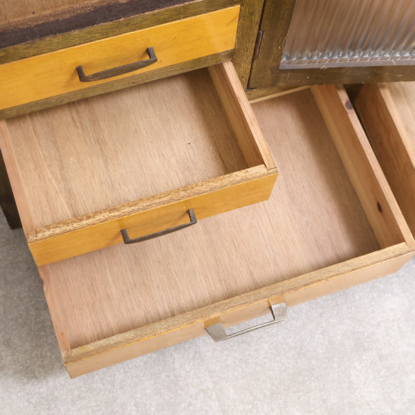 モールガラスの古い飾り棚