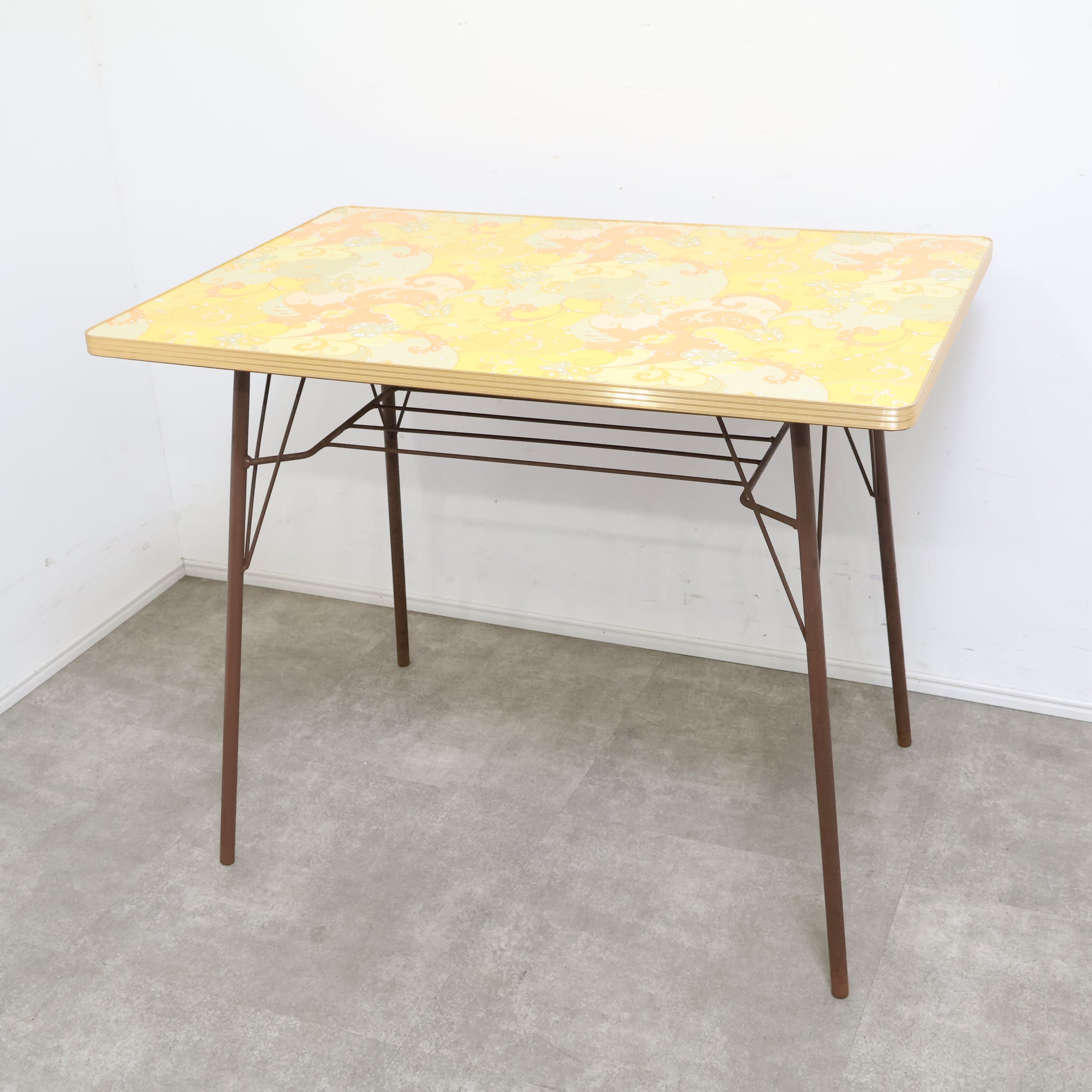 ポップな花がらのテーブル