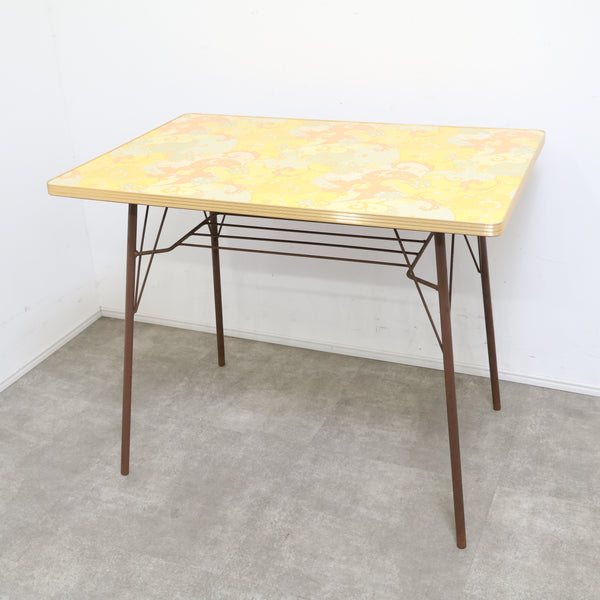 ポップな花がらのテーブル