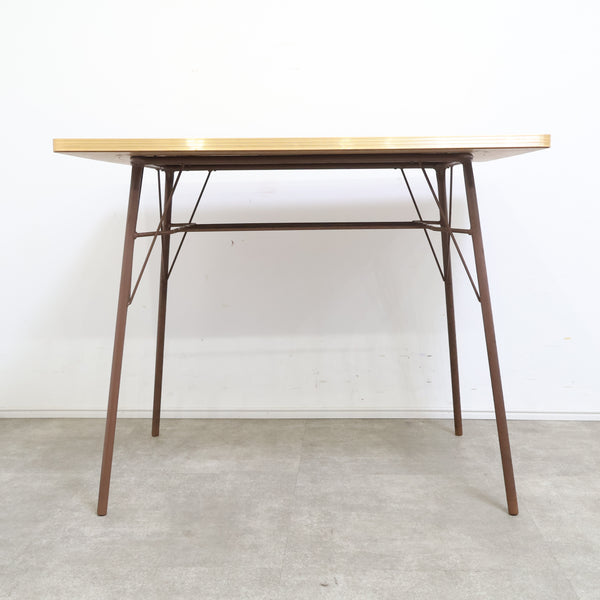 ポップな花がらのテーブル