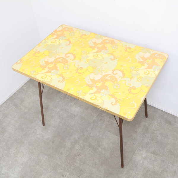 ポップな花がらのテーブル