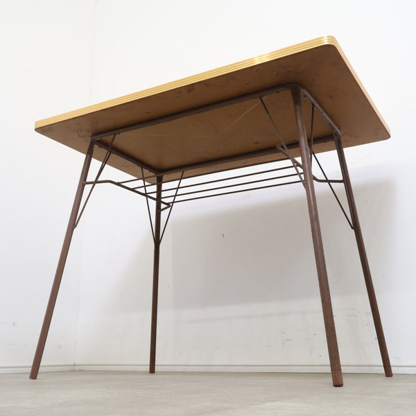 ポップな花がらのテーブル