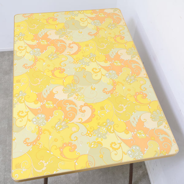 ポップな花がらのテーブル