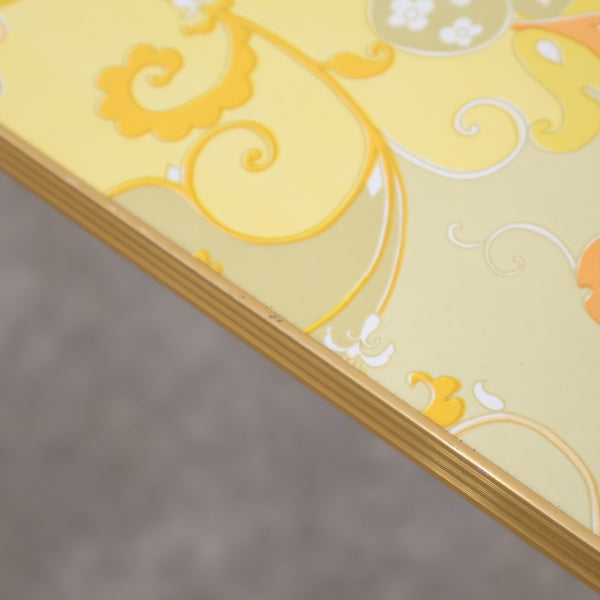 ポップな花がらのテーブル