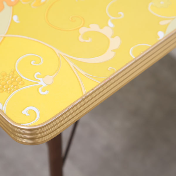 ポップな花がらのテーブル