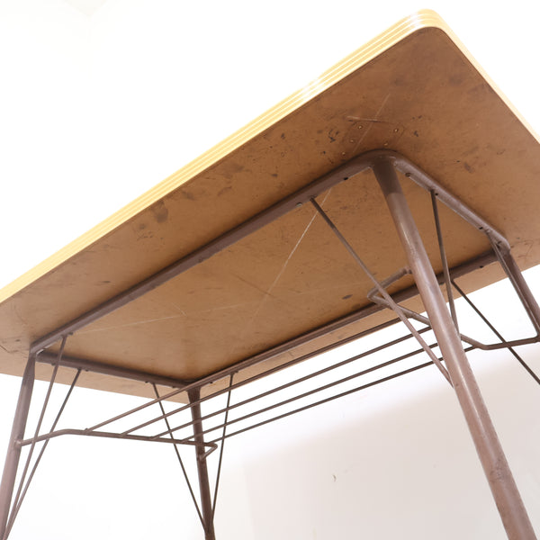 ポップな花がらのテーブル